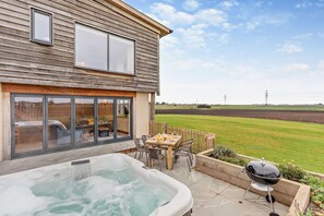Outdoor dining - 3 Bed in Outwell (oc-b28260) (Upwell)