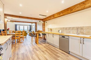 Microwave, oven, dishwasher, highchair - 2 Bed in Outwell (oc-a28259) (Upwell)