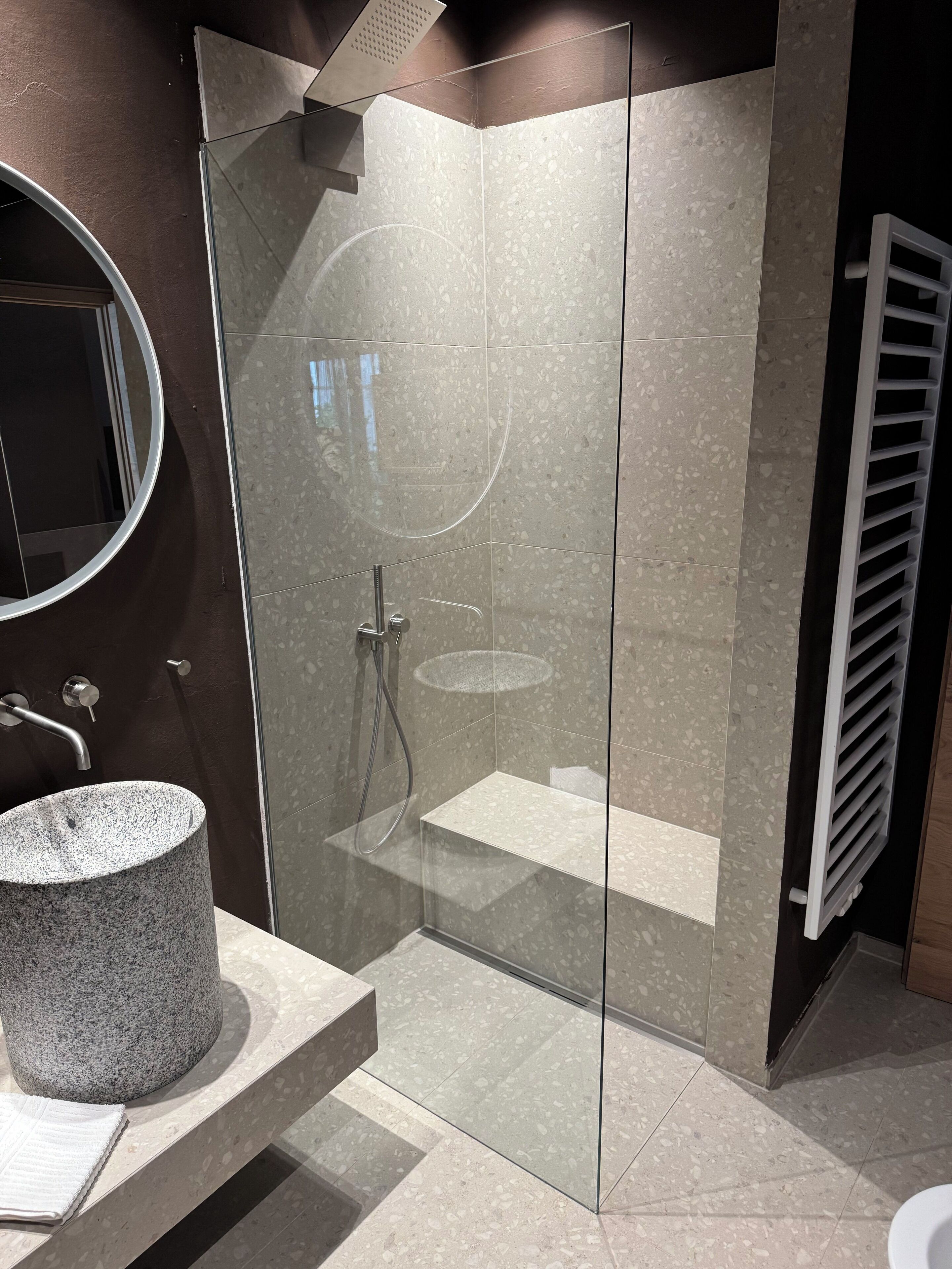 Haartrockner, Handtücher, Seife, Toilettenpapier