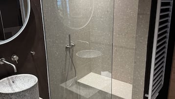 SĂšche-cheveux, serviettes fournies, savon, papier toilette