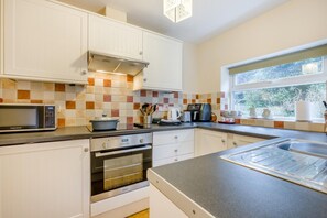 Microwave, oven, cookware/dishes/utensils - 2 Bed in East Runton (oc-m837) (East Runton)