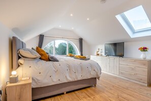 Iron/ironing board, travel crib, free WiFi, bed sheets - 1 Bed in Tasburgh (oc-t28242) (Long Stratton)
