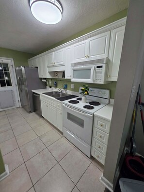 Fridge, microwave, oven, stovetop - 2b/2b townhome in Martinez, GA off I-20! Close to the Masters, Fort Gordon, & AU (Martinez)