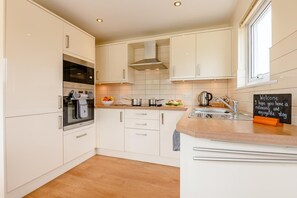 Microwave, dishwasher, high chair, cookware/dishes/utensils - 3 Bed in Christchurch (oc-r27893) (Christchurch)