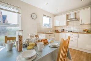 Microwave, oven, dishwasher, high chair - 3 Bed in Christchurch (oc-r27898) (Christchurch)
