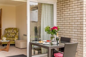 Outdoor dining - 3 Bed in Christchurch (oc-r27891) (Christchurch)