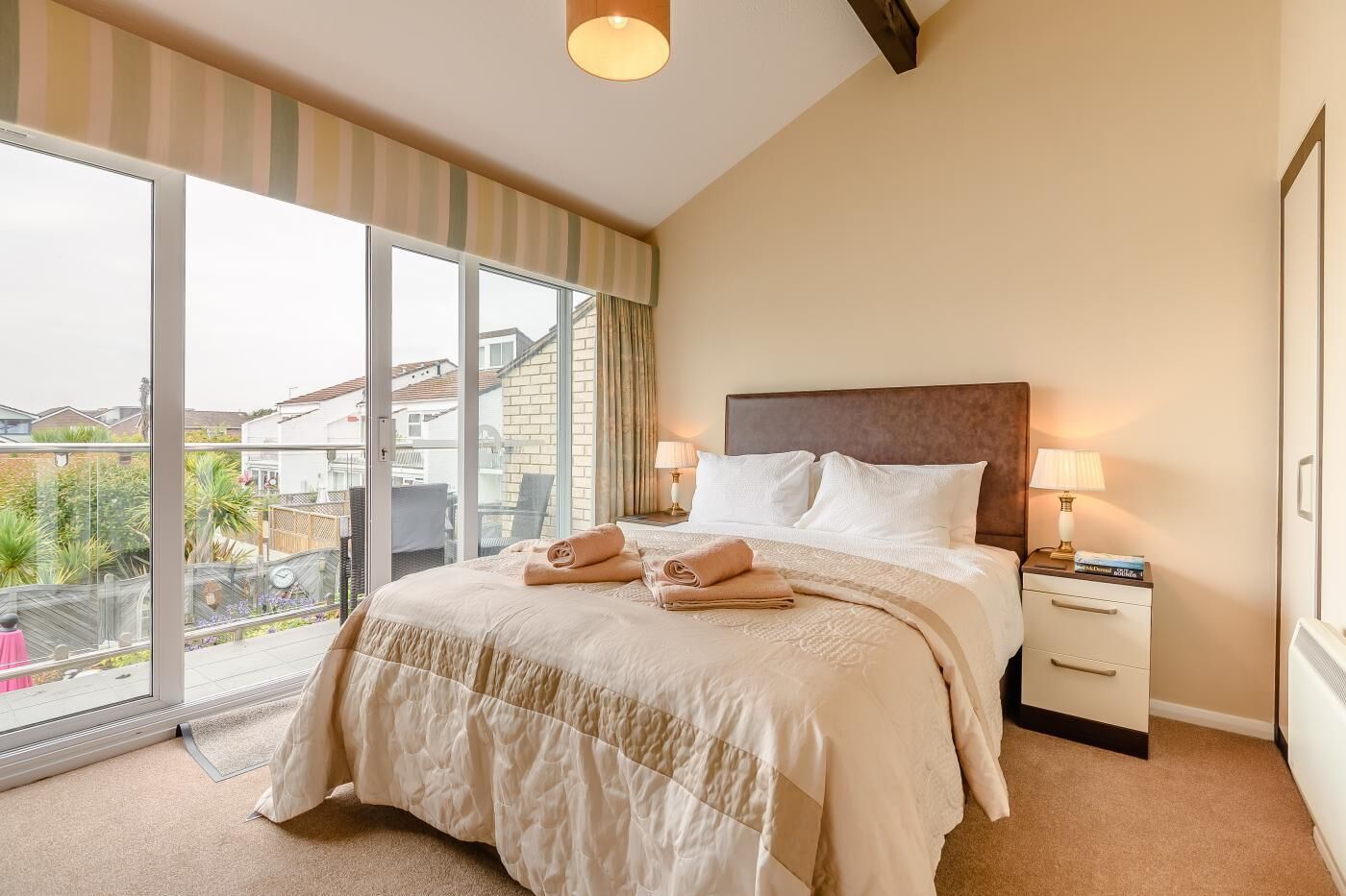 واي فاي مجانًا وملاءات أسرّة