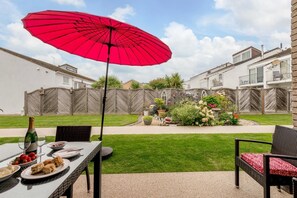 Outdoor dining - 3 Bed in Christchurch (oc-r27891) (Christchurch)