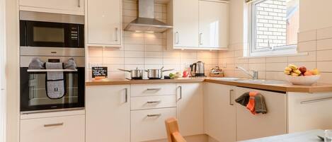 Lavavajillas, periquera y utensilios de cocina