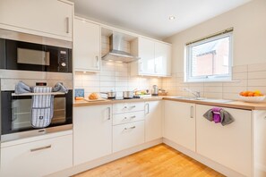 Microwave, dishwasher, high chair, cookware/dishes/utensils - 2 Bed in Christchurch (oc-r27892) (Christchurch)