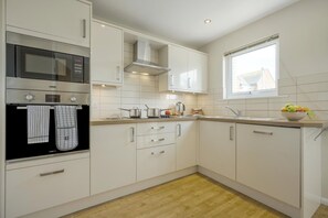Microwave, oven, dishwasher, high chair - 3 Bed in Christchurch (oc-r27896) (Christchurch)