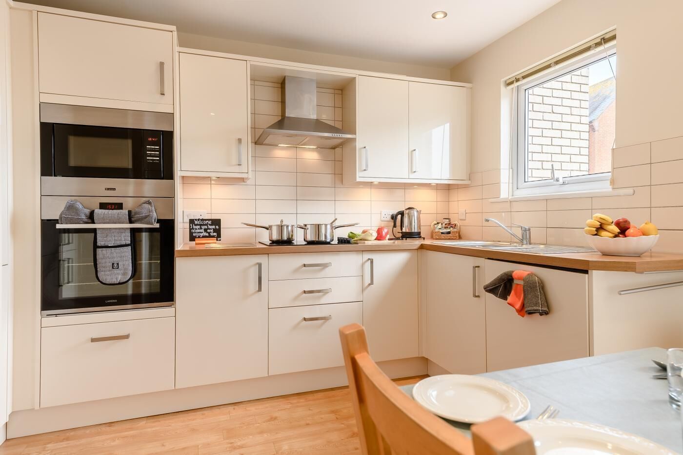 Lavavajillas, periquera y utensilios de cocina 