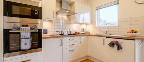 Lavavajillas, periquera y utensilios de cocina