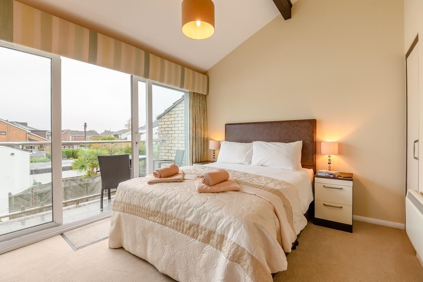 واي فاي مجانًا وملاءات أسرّة