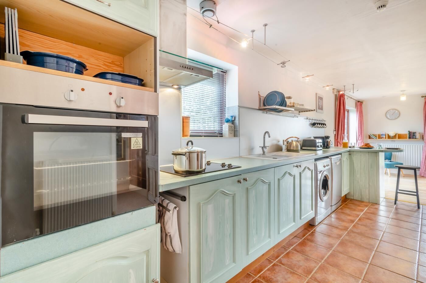 Microondas, horno, lavavajillas y periquera 