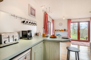 Microwave, oven, dishwasher, high chair - 2 Bed in Barnby (oc-t28265) (North Cove)