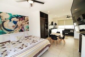 Studio Superior, 1 giường cỡ king và sofa giường, quang cảnh thành phố, cao tầng | Két bảo mật tại phòng, màn/rèm cản sáng 