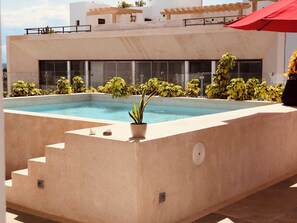 حمّام سباحة خارجي