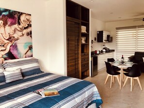 خزنة داخل الغرفة وستائر تعتيم وواي فاي مجانًا