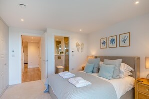 3 bedrooms, iron/ironing board, travel crib, free WiFi - 3 Bed in Padstow (oc-w28313) (Constantine Bay)
