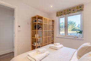 3 slaapkamers, een strijkplank/strijkijzer, reisbedje, gratis wifi