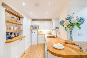 Oven, dishwasher, high chair, cookware/dishes/utensils - 3 Bed in Carsington (oc-r28282) (Hopton)