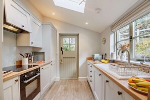 Microwave, oven, dishwasher, cookware/dishes/utensils - 2 Bed in Maentwrog (oc-g28262) (Maentwrog)