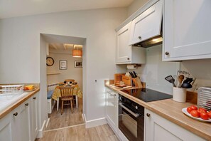 Microwave, oven, dishwasher, cookware/dishes/utensils - 2 Bed in Maentwrog (oc-g28262) (Maentwrog)