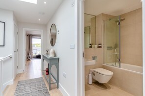 A modern bathroom with a glass-enclosed shower, a white bathtub, and a toilet. - 2 Bed in Harlyn Bay (oc-a28321) (Harlyn Bay)