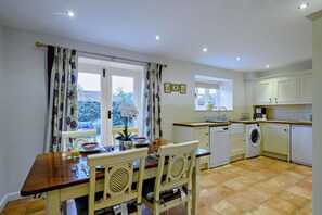 Microwave, oven, dishwasher, cookware/dishes/utensils - 3 Bed in Lound (oc-t28303) (Lound)