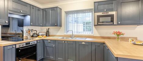 Een microgolfoven, een oven, een vaatwasser, een kinderstoel