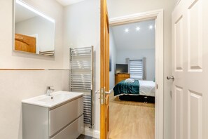 Iron/ironing board, travel cot, free WiFi, bed sheets - 3 Bed in Beadnell (oc-i25369) (Beadnell)