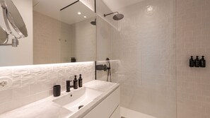 Hair dryer, towels - Ando Living - São Miguel House - 001 (Porto)