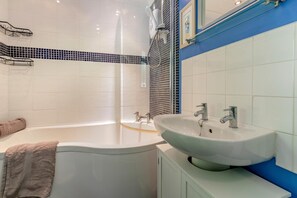 A bathroom with a bathtub, a sink, and a shower. - 2 Bed in North Country (oc-b28332) (Redruth)