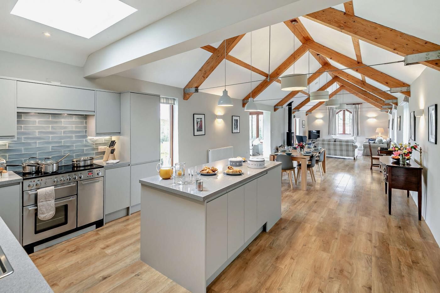 焗爐、洗碗機、高腳椅、廚房用具/餐具/器皿