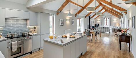 焗爐、洗碗機、高腳椅、廚房用具/餐具/器皿