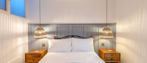 Iron/ironing board, free WiFi, bed sheets