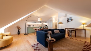 Un loft moderno con cocina, comedor y sala de estar.