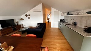 Eine moderne Wohnung mit Wohnzimmer, Essbereich und Küche.