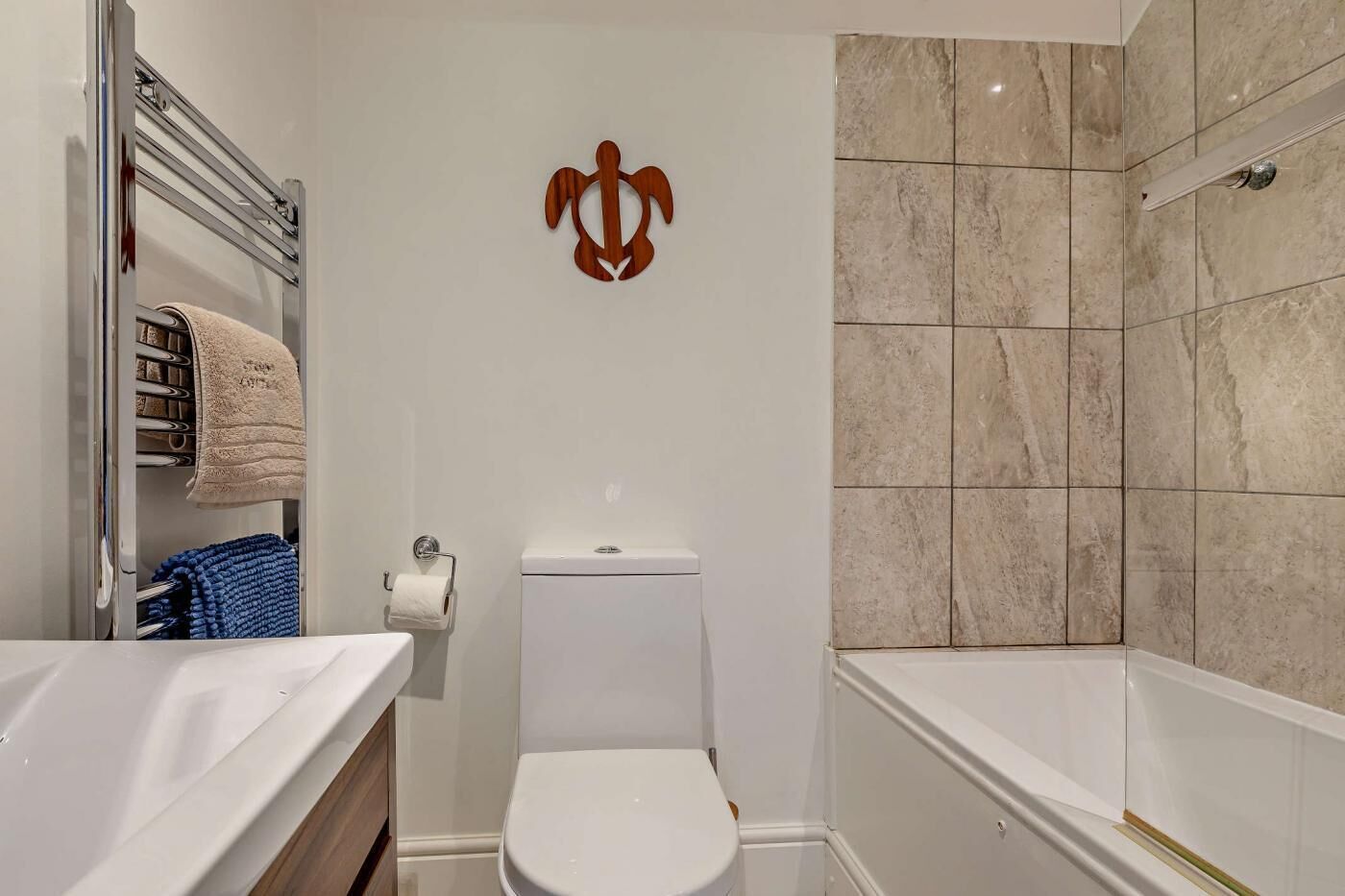 Un baño con inodoro, lavabo y ducha.
