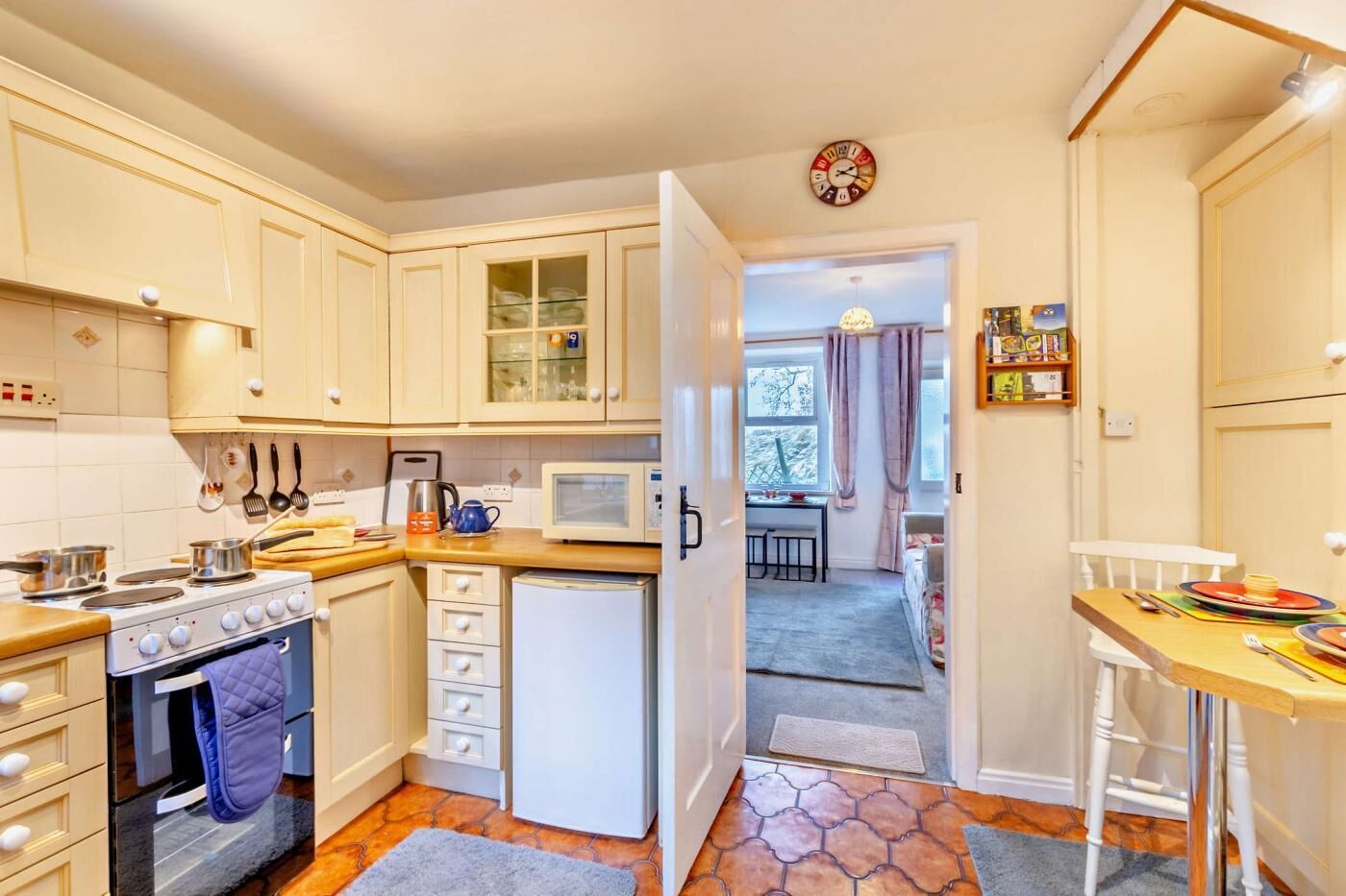 Mikrovågsugn, ugn och grytor/köksredskap