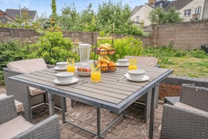 Outdoor dining - 3 Bed in Cardiff (oc-h28347) (Cardiff)