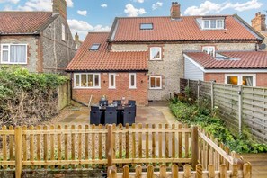 Outdoor dining - 4 Bed in Sheringham (oc-m28357) (Sheringham)