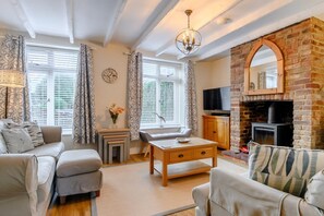 TV, fireplace - 4 Bed in Sheringham (oc-m28357) (Sheringham)