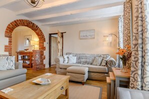 TV, fireplace - 4 Bed in Sheringham (oc-m28357) (Sheringham)