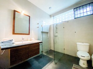 Apartemen Keluarga, 2 kamar tidur, patio, lantai dasar | Kamar mandi