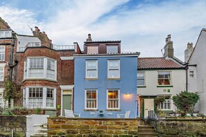 Exterior - 3 Bed in Whitby (oc-s28346) (Whitby)