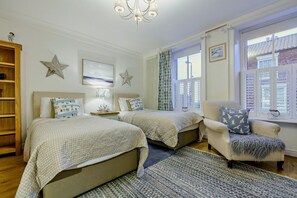 Cuna de viaje, wifi gratis y ropa de cama 