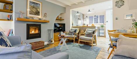 Una televisión, una chimenea