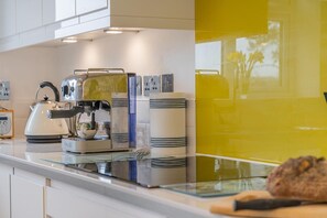 電子レンジ、オーブン、食器洗い機、ハイチェア